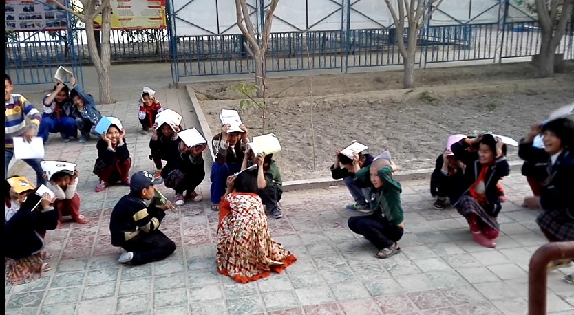 一堂地震逃生演练课