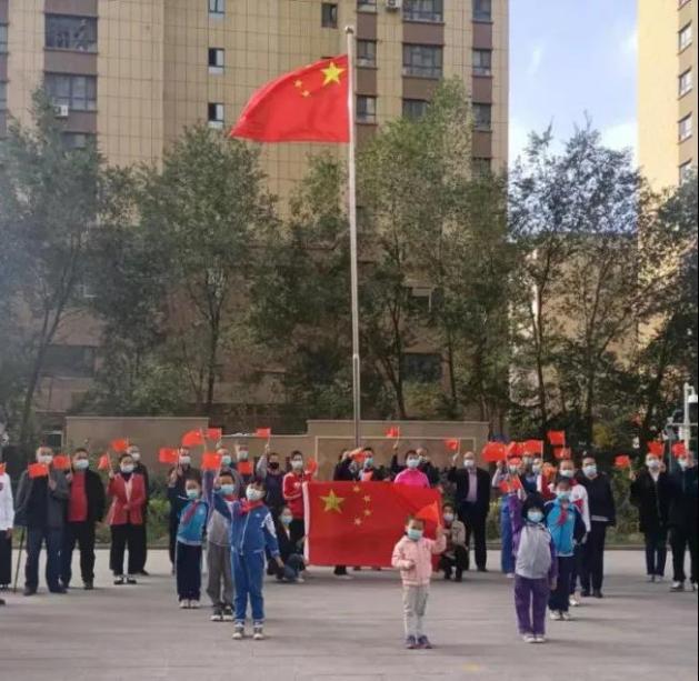 南湖北路街道碧园社区我和国旗合个影