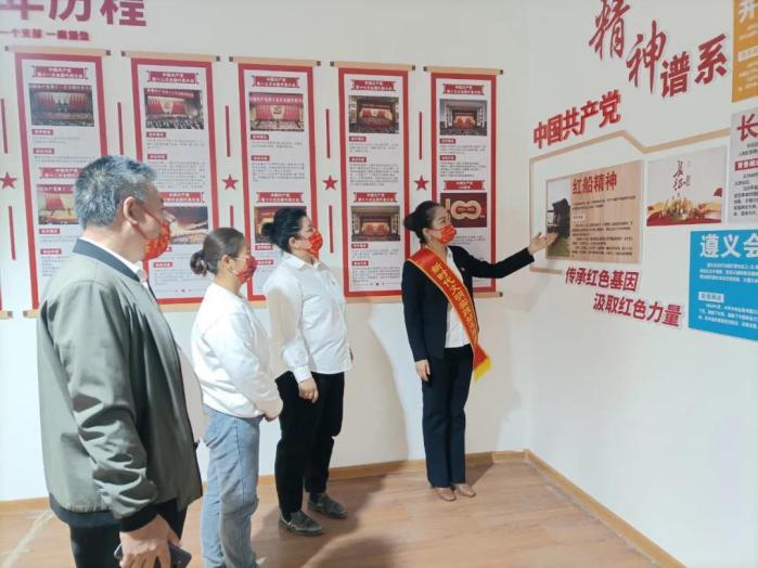 河马泉街道葛家沟西社区组织党员重温党的历史