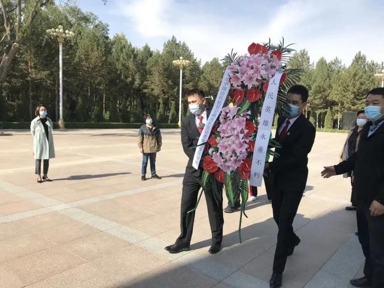 市中级人民法院驻水磨沟区南湖南路街道昆仑路南社区“访惠聚”工作队组织党员干部前往乌鲁木齐市烈士陵园，开展“缅怀革命先烈 坚守初心使命”主题党日活动