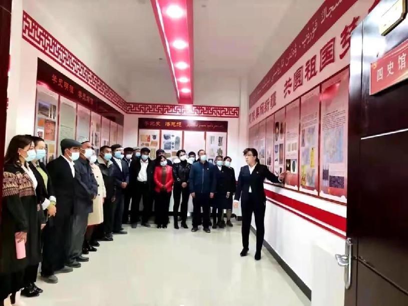 在党校新疆四史馆,通过讲师的讲解和观看一幅幅丰富生动的史料图片