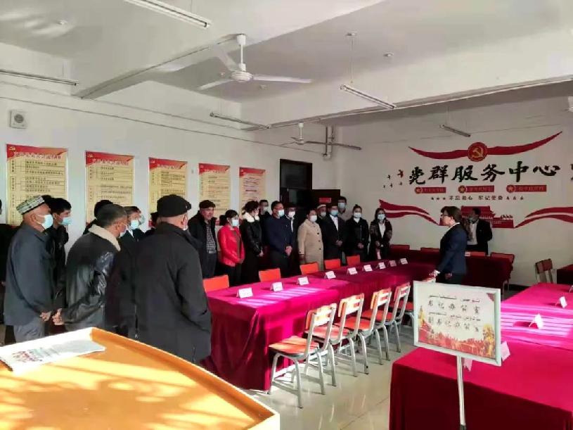 在党校新疆四史馆,通过讲师的讲解和观看一幅幅丰富生动的史料图片