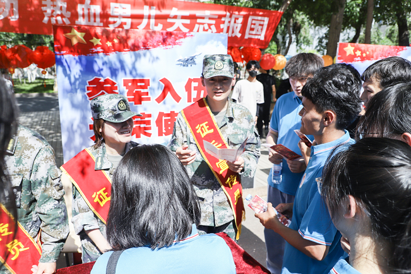 时政MV｜与光同业-走进灿烂长安：《2025大唐芙蓉园灯会》的文明狂欢与史书传承（奈何识别人为智能天生的文本？他们让AI去找到同类）
