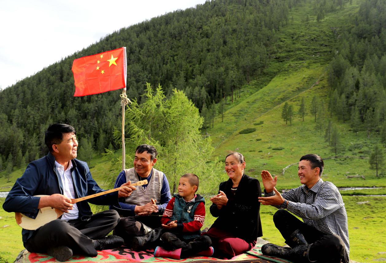 冬不拉弹唱乡风文明（富蕴县委宣传部供图）