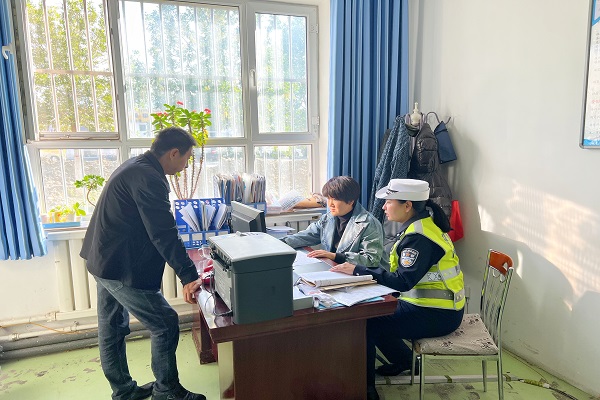 民警走进辖区泰运企业有限公司检查安全管理台账