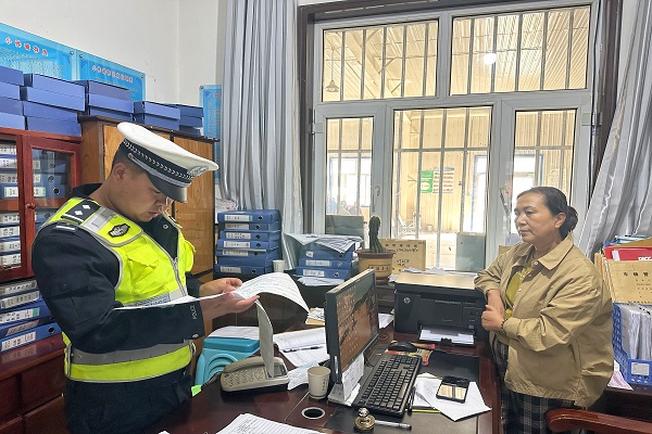 民警走进客运企业检查安全管理台账