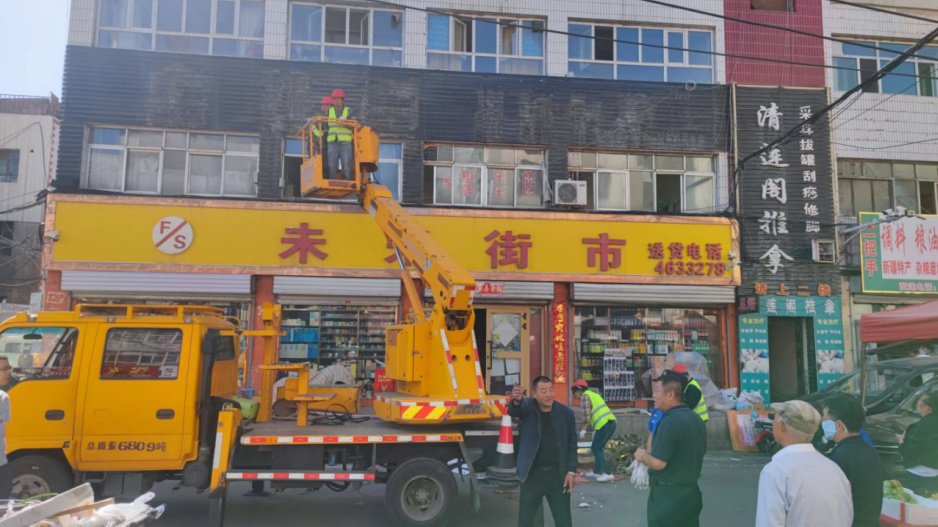 清理废旧广告牌提升城市“颜值”